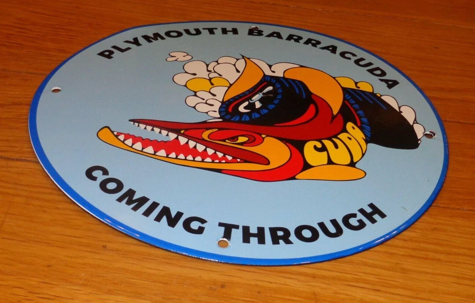ВИНТАЖНЫЙ ЗНАК DODGE PLYMOUTH BARRACUDA 11 3/4 ДЮЙМА ФАРФОРОВЫЙ МЕТАЛЛИЧЕСКИЙ АВТОМОБИЛЬ РЫБА ГАЗ И МАСЛО - Изображение 4 из 4