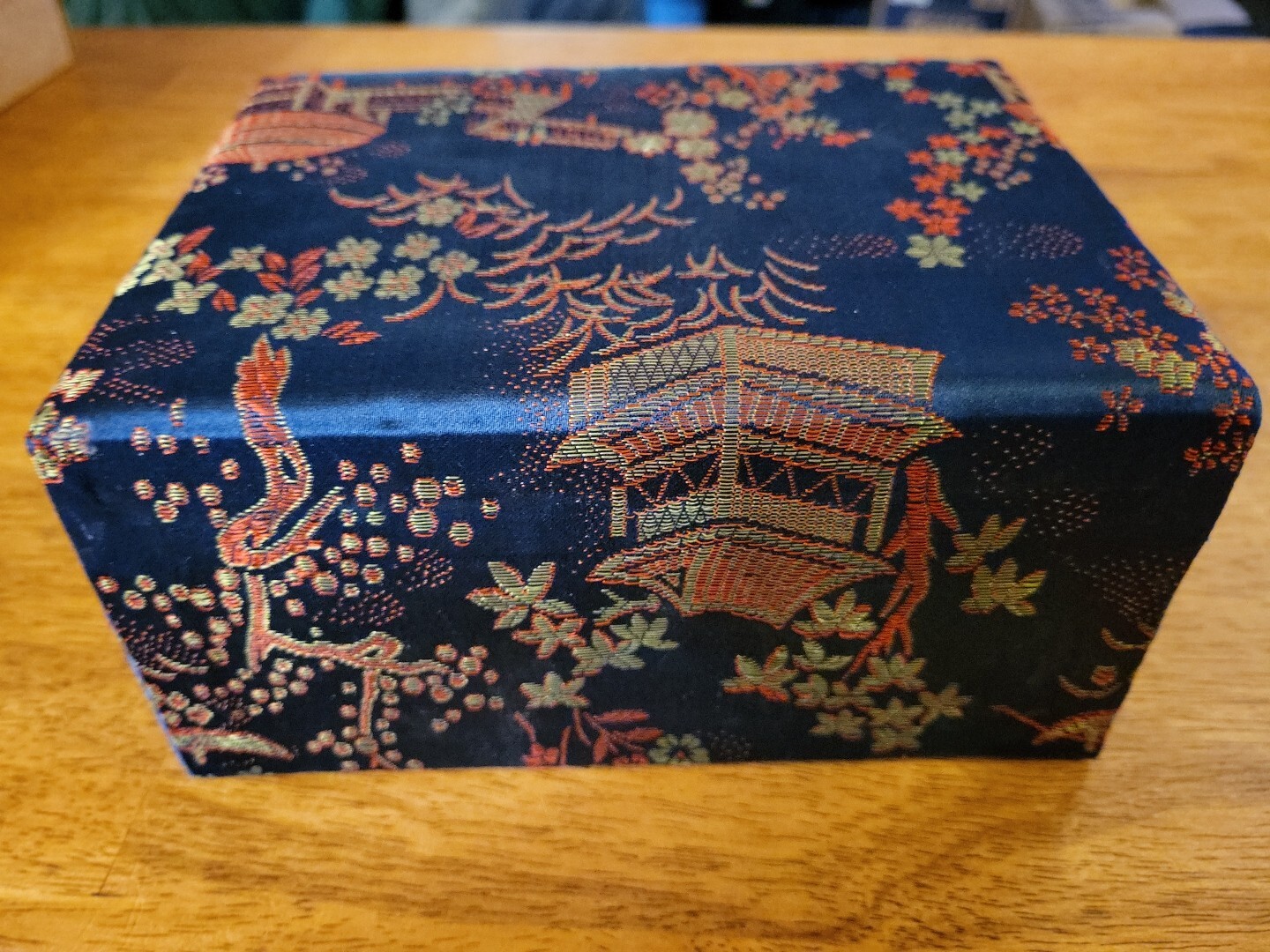 YI LIN ARTS AND TREASURES OF CHINA PORCELAIN HAND PAINTED EGGS WITH