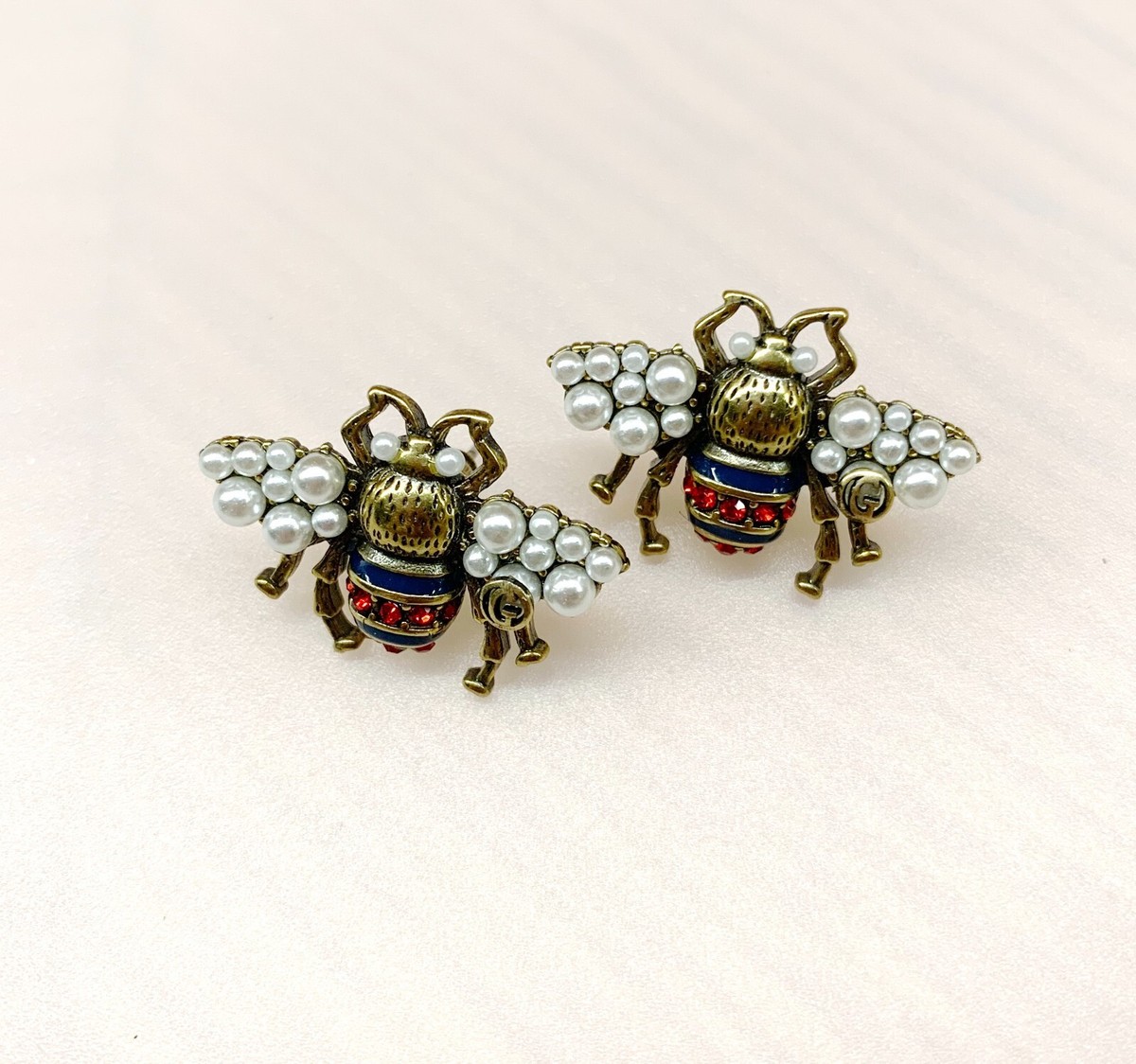 GUCCI Aged GOLD TONE BEE WHITE PEARL CRYSTAL GG Logo GUCCI Aged GOLD TONE BEE WHITE PEARL CRYSTAL GG Logo