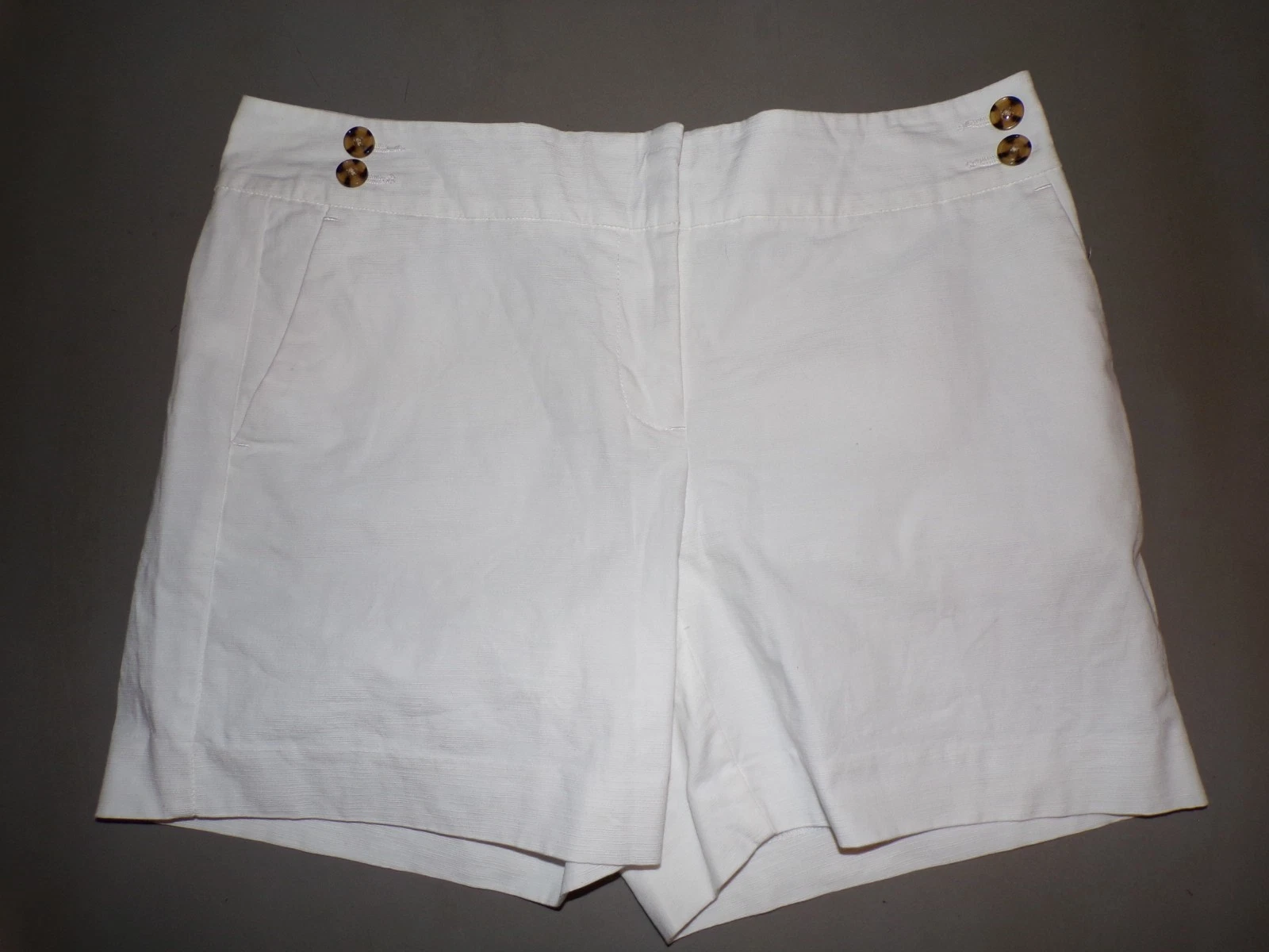 Ann Taylor Crisp white Womens Shorts Size 6 Casual walking Button Accent