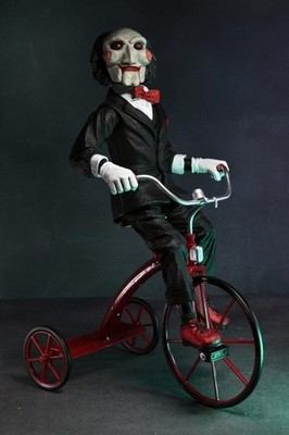 Neca Saw Billy The Puppet auf Dreirad