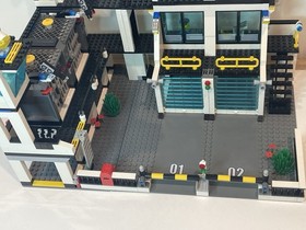 Lego 7744 City: Police Headquarters 95% Complete Minifigures Manuals