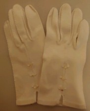 Vintage Ladies Small Ehite Wrist Gloves With 3 Pearlized Buttons