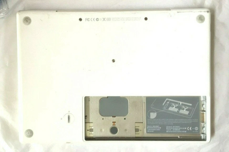 Apple Laptop 2007 Model A1181 FOR PARTS - Image 2 of 4