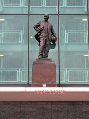 PHOTO  SIR MATT BUSBY STATUE OLD TRAFFORD SIR MATT BUSBY WAS BORN IN 1909 IN BEL