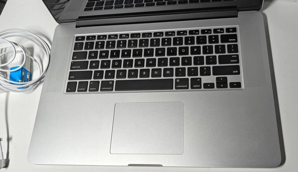 MacBook Pro 15.4" Core i7 2.2GHz 16GB 1TB SSD A1398 - Image 4 of 4