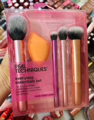 Real Techniques Everyday Essentials Set Makeup Brushes + Sponge, 5-Piece Set