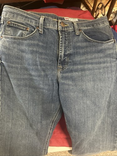 Wrangler Denim Blue Jeans Mens 32x30 Med Wash Work Pant Relaxed Boot Fit