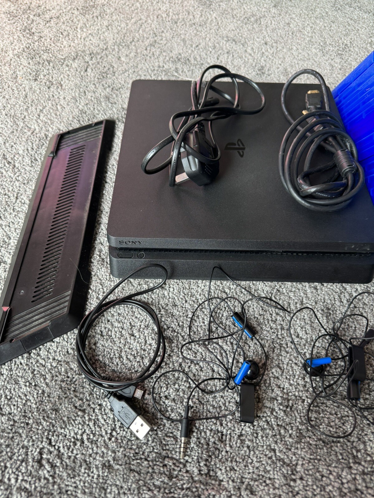 Playstation 4 Slim 500gb Bundle + 15 Games, Controllers, Wires