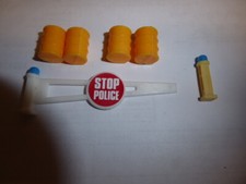 Polizei Kontrollstelle mit Schlagbaum und Fässern