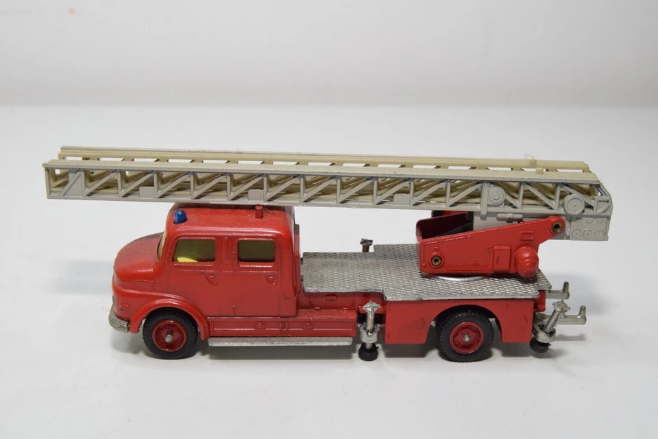B67 1:55 SIKU V261 V 261 MERCEDES-BENZ BOMBEROS ESCALERA GIRATORIA METZ ABETO... Foto 2 de 4