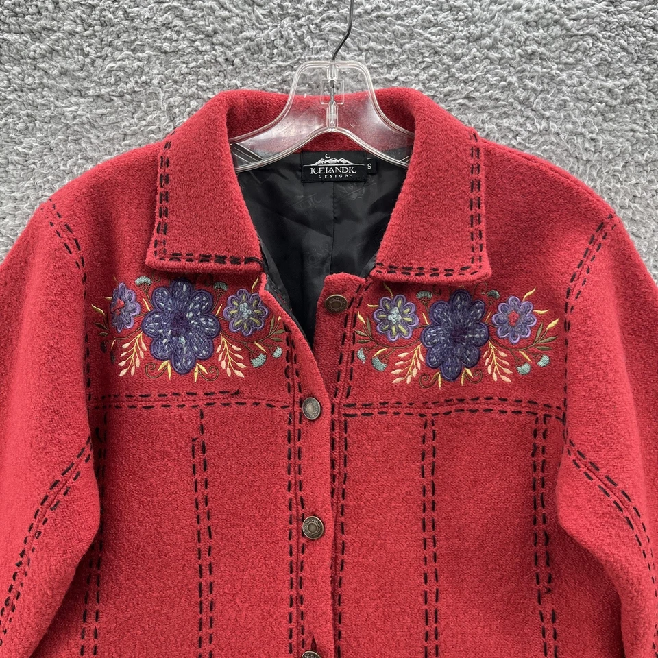 Chaqueta de diseño islandés vintage para mujer pequeña de lana roja bordada forrada floral Foto 2 de 4