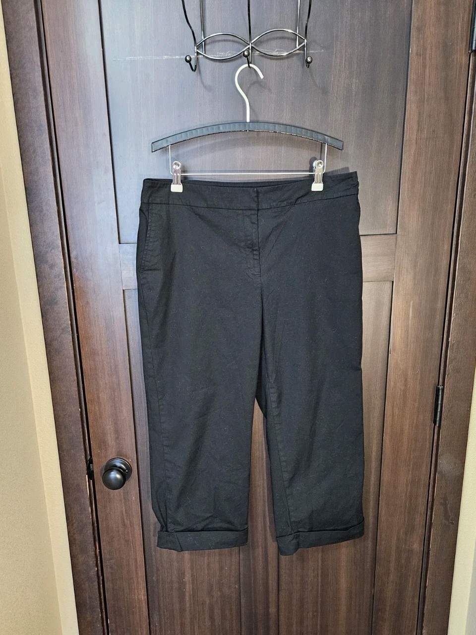 EUC Women's Apostrophe Stretch Black Cuffed Cropped Capri Chino Pants Size 12