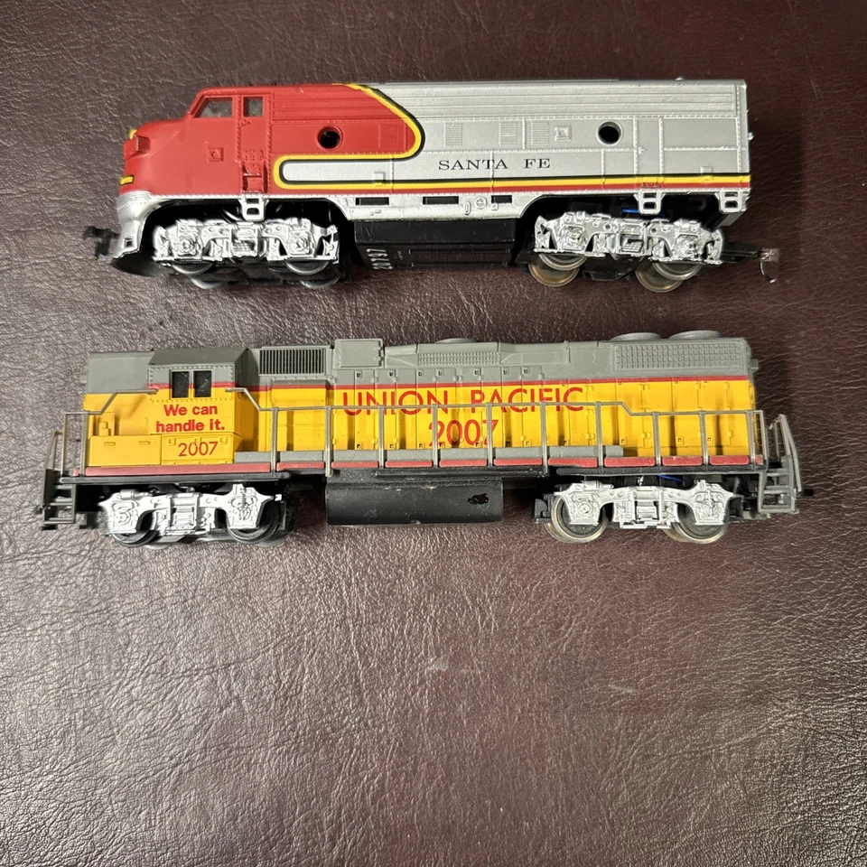 HO Scale Life Like Union Pacific 2007 & Santa Fe 20797 Diesel Locomotives - Image 2 of 4