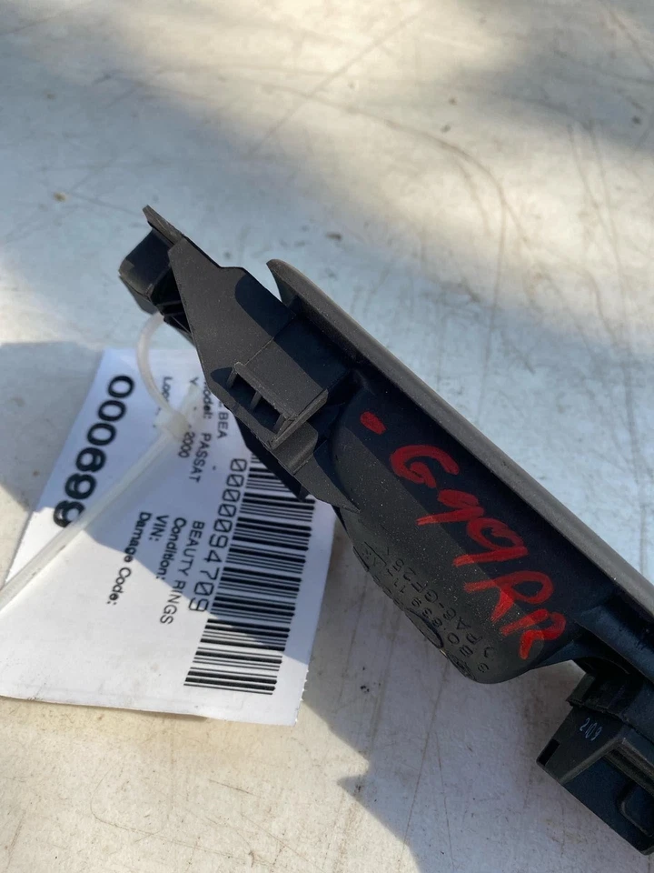 Manija de puerta trasera interior Volkswagen Passat 1998-2001 con altavoz pasajero derecho Foto 2 de 4