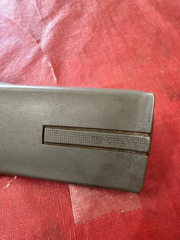 1986 1987 GMC Caballero El Camino Dove Grey OEM Replacement Horn Pad 17980978 — 第 4/4 张图片