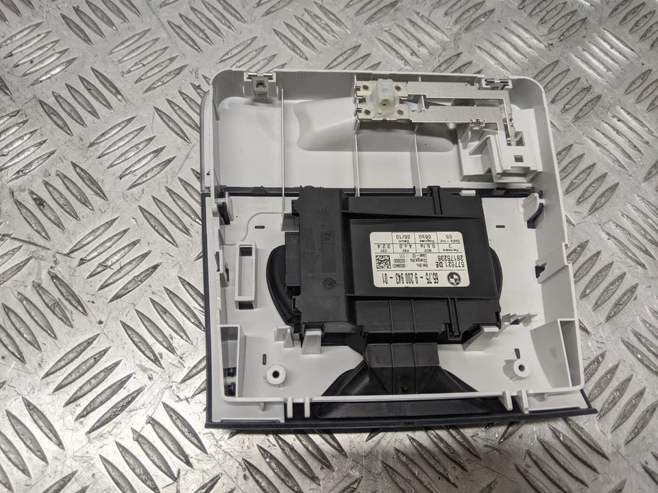 Luz interior trasera bmw 118i se e81 3 puertas escotilla 2010 9200943 Foto 2 de 3