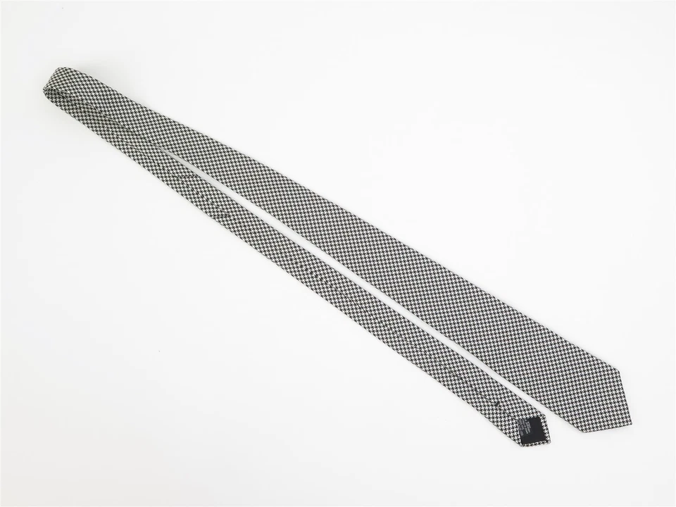 Corbata de seda vintage Armani diseño geométrico blanco y negro 3,25" de ancho Foto 2 de 4