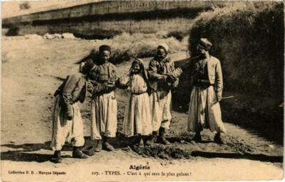 CPA AK ALGERIEN Algerien Typen Wer wird der galanteste sein (735851)