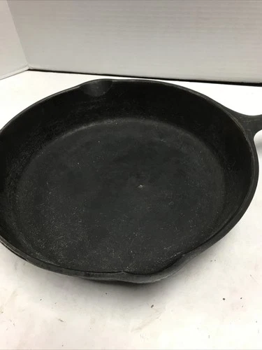 Griswold No. 8 Cast Iron Skillet 704 E Vintage,  10.5”