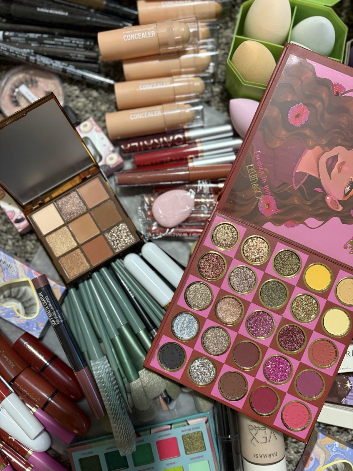 Caja Full de Maquillaje. Kevin y Coco Farmasi. Nuevo en caja. 160 piezas.