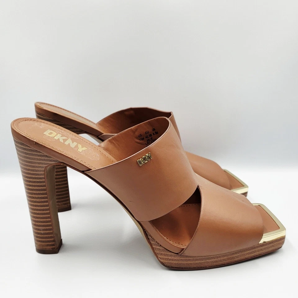 Sandalias de tacón apilado DKNY Jalie tono marrón y dorado cuadradas punta abierta para mujer talla 11M Foto 2 de 4