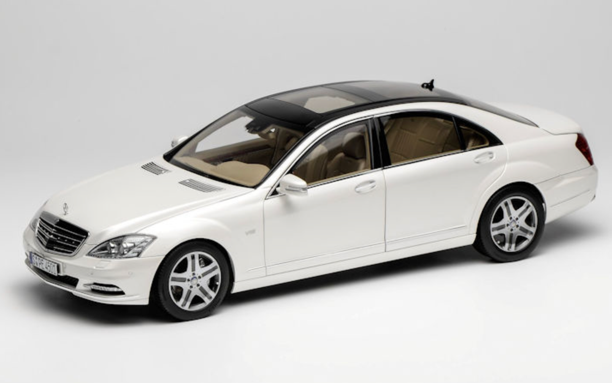 1/18 Motorhelix Mercedes Benz S600 L W221 from 2005 in White