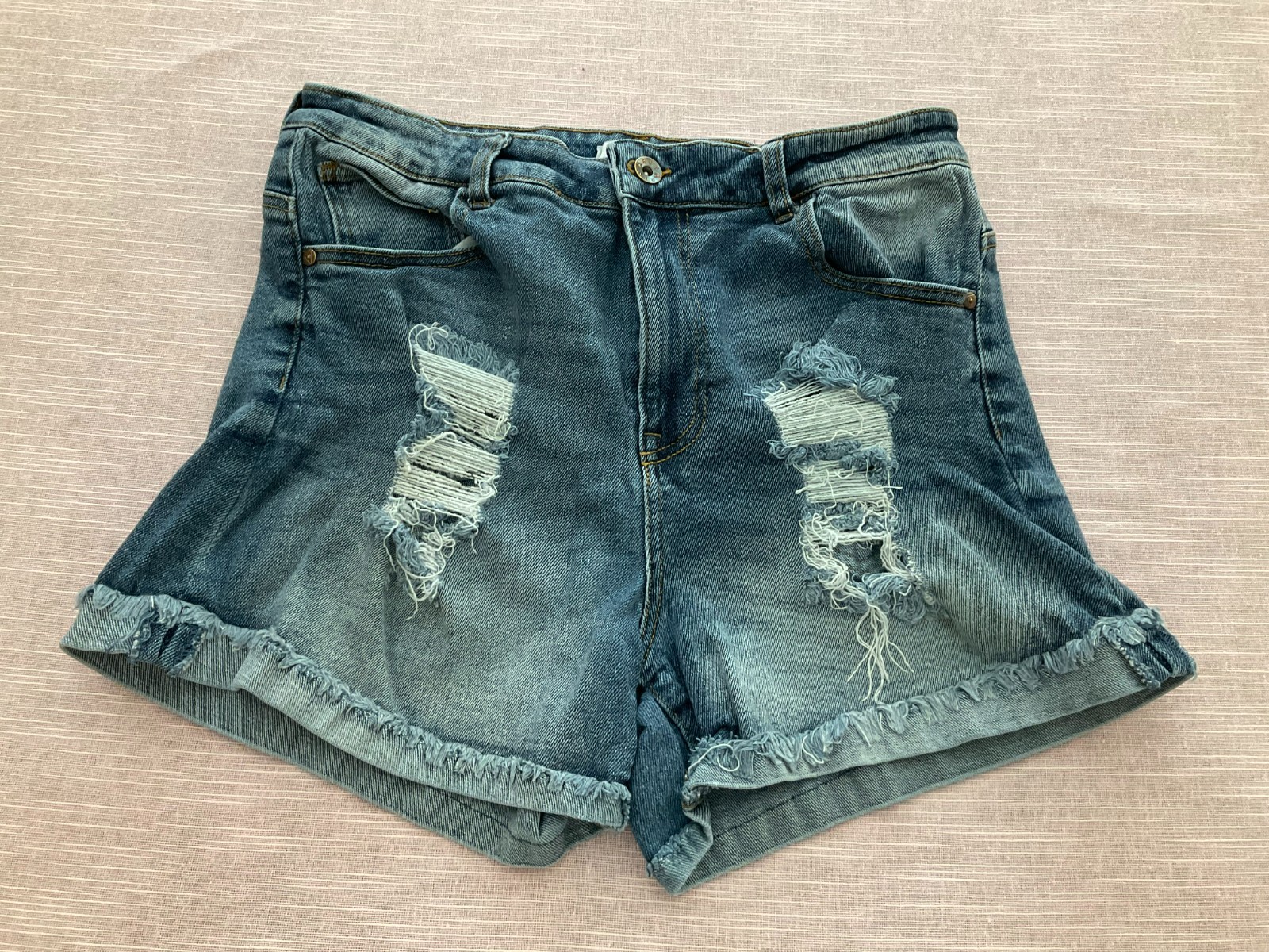 Ariya Denim Shorts Women's 31 Medium Blue Wash Stretch Cuffed Distressed