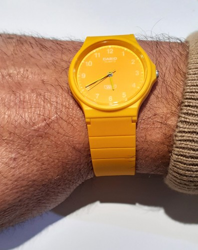 Orologio Unisex Casio MQ-24B-9BEF Con Cassa E Cinturino In Resina Giallo Ocra - Foto 3 di 4