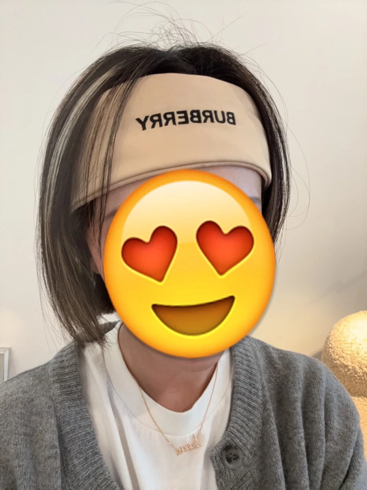 Diadema acolchada sedosa beige Burberry Beauty - Envoltura de lujo para spa y maquillaje Foto 2 de 4