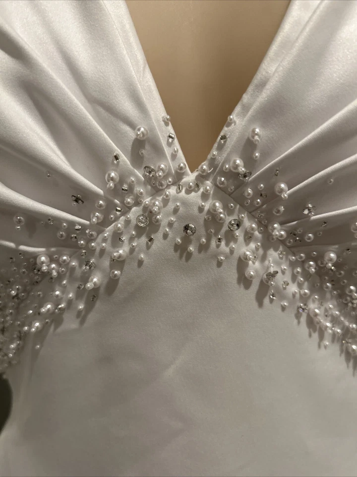 Vestido de novia blanco David's de Galina talla 4 clásico elegante con perlas Foto 3 de 4