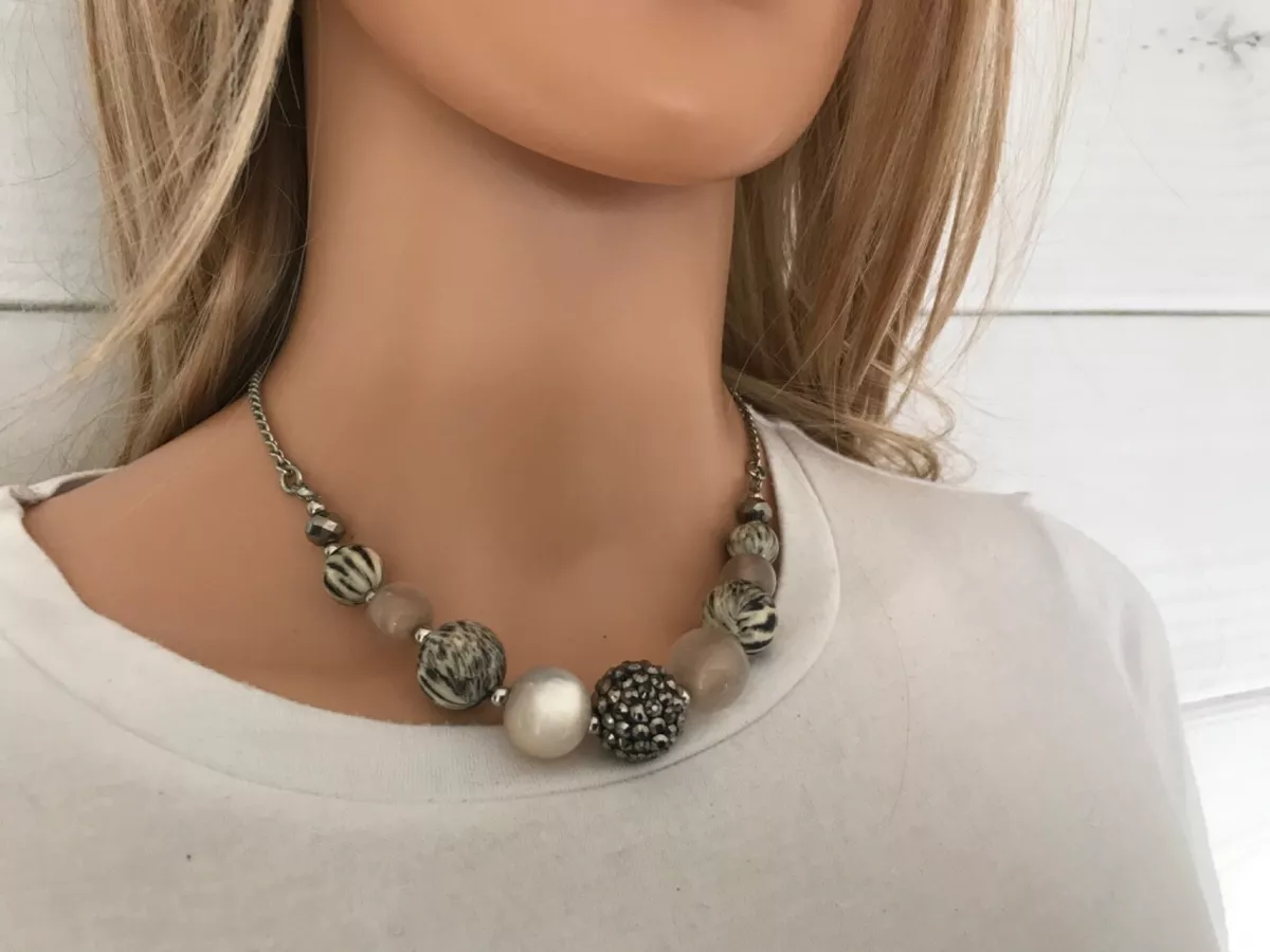 Single shop bead choker