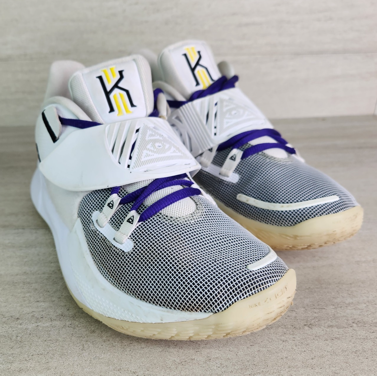 シューズ(男性用) NIKE kyrie low 3 EP Nike Men's Kyrie Low 3 GLOW Eclipse Basketball Shoes White CJ1286