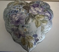 Wundersch&ouml;ne Limoges Herz  geformte bemalte Schmuckschatulle mit Blumendeckel, seltener Artikel