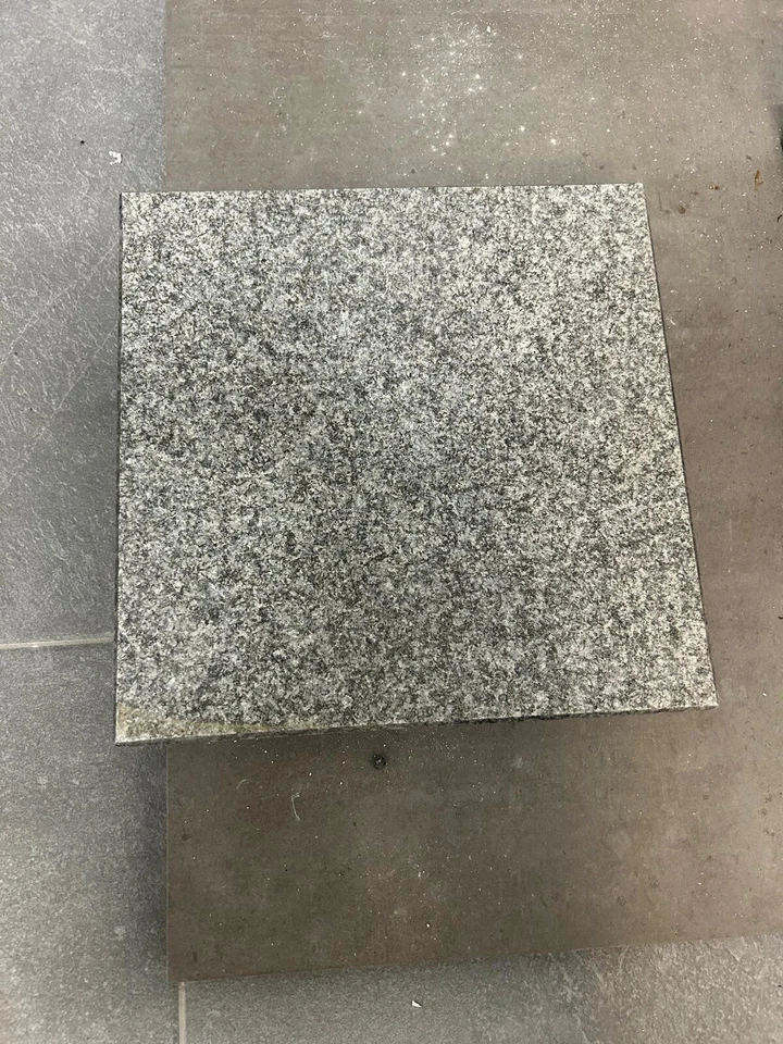 Natursteine Granitsockel 3st.25x25 und Fliesen aus Marmor VhB