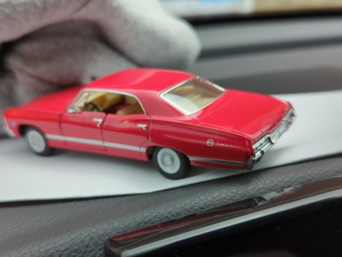 BRILLANTE NUOVO CON ETICHETTE SCALA 1:43 1967 CHEVY IMPALA ROSSO CREMISI PORTE APERTE LUNGHE 4,5" - Foto 15 di 24