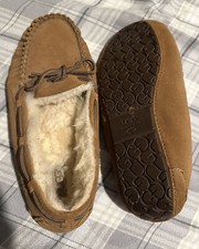 Women's UGG Chestnut Slippers/Moccasins- Size 6- 1125912