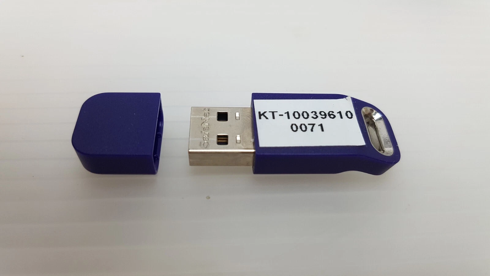 KT-10039610 USB key uncapped, SafeNet USB-A plug and cap