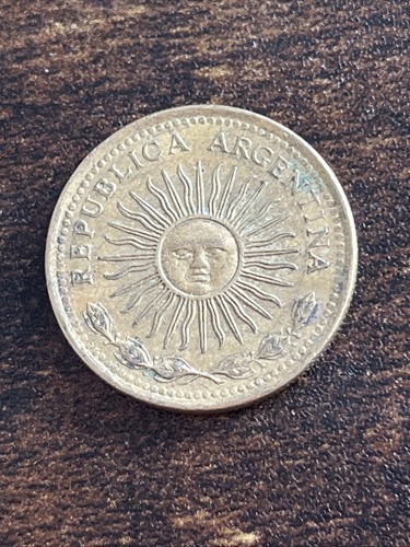 1976 Argentina 5 Five Pesos Actual Coin TB692* - Picture 1 of 2