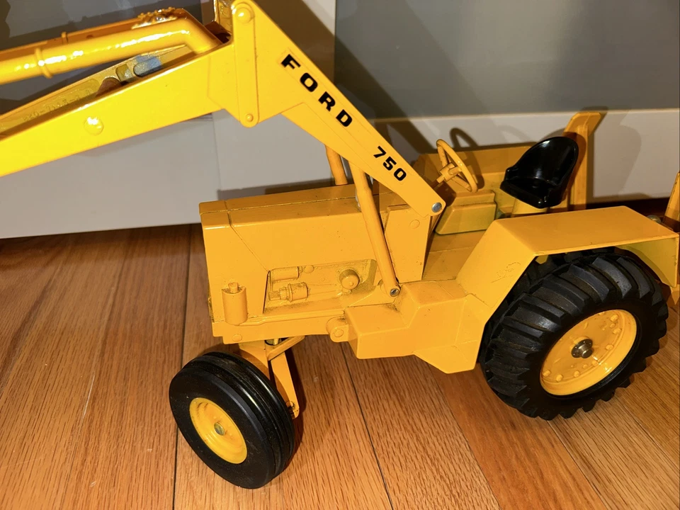 Retroexcavadora retroexcavadora tractor Ford 750 diecast pesada totalmente funcional años 70’s Foto 3 de 4
