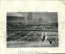 1977 Press Photo Workman Crosses Median On Pontchartrain Expressway, New Orleans