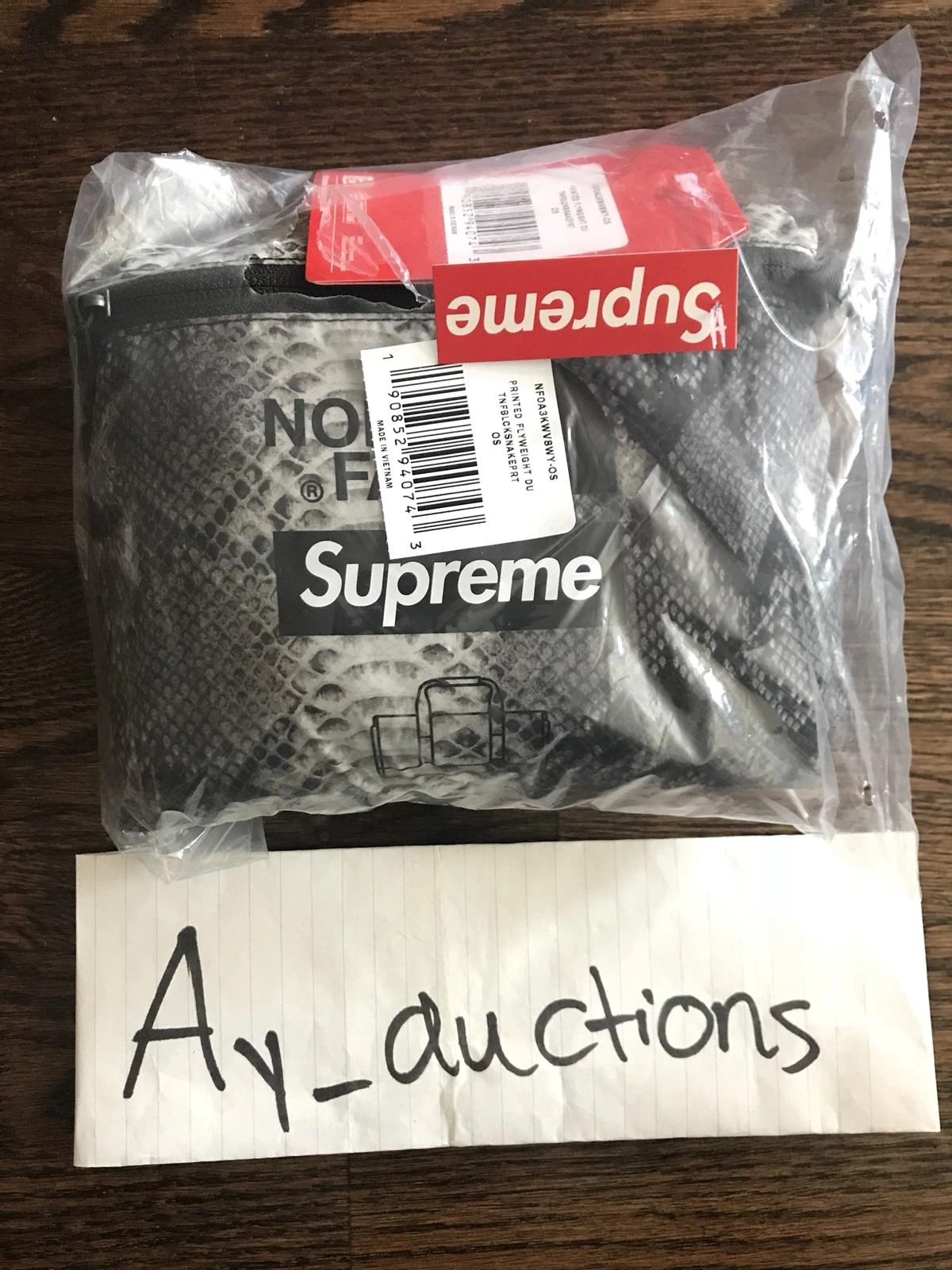 Sac de sport poids mouche en peau de serpent Supreme The North Face noir gris Ss18 *EN MAIN*