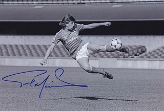 LOW START HAND SIGNED IPSWICH TOWN 12x8 PHOTO 1981 PAUL MARINER (060)
