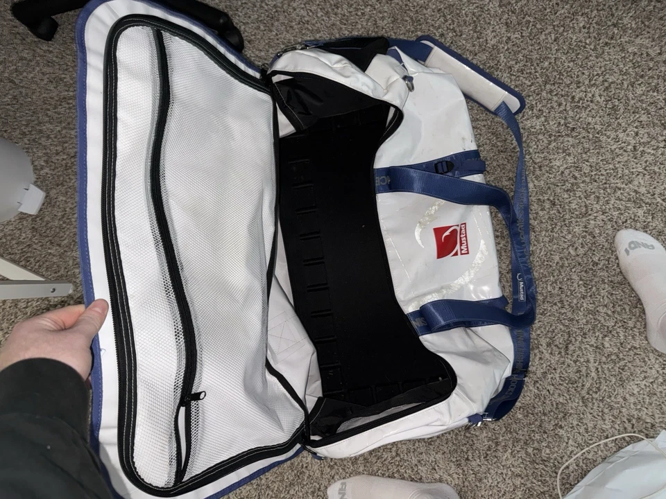 Mustad 30” x 13,5” Barco Bolsa Seca 90L Equipo de Pesca Estilo de Vida Blanco y Azul Foto 2 de 4