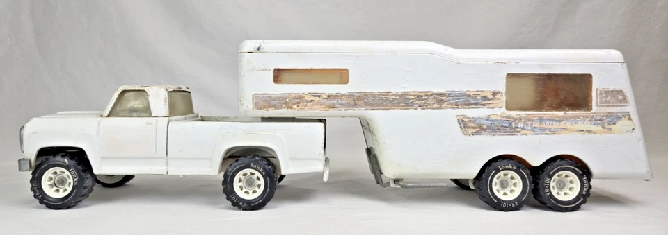 Vintage Tonka "Fifth Wheeler" Dodge Pick-up  Truck & Camper Poorly Overpainted - Image 2 of 4
