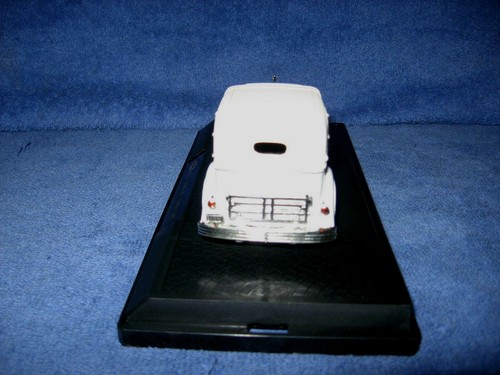 1933 CADILLAC TOWN CAR 1:32 SIGNATURE OPENING HOOD DOORS TRUNK W/ STAND - Picture 7 of 8