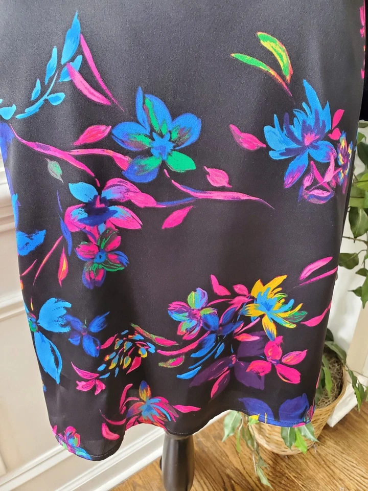 Vestido feminino Bar III preto floral poliéster gola simulada manga longa comprimento do joelho 4 - Imagem 4 de 4