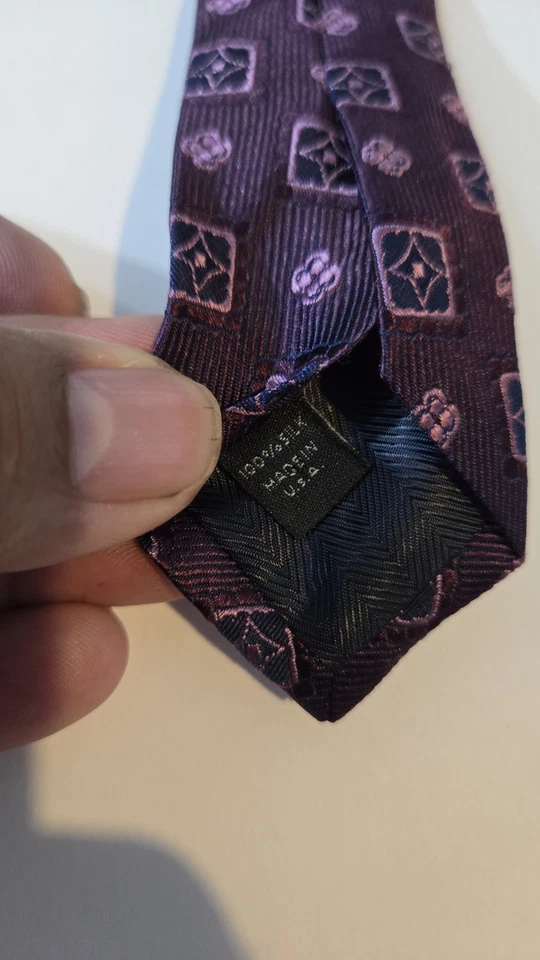 Corbata Joseph Abboud Seda Hecha en EE. UU. Borgoña Patrón Geométrico Para Hombre Clásica Usada en Excelente Condición Foto 3 de 4