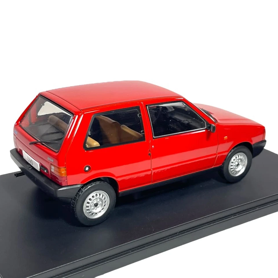 Modellino Auto Whitebox 1/24 Fiat Uno 45 1983 Red - Immagine 3 di 4
