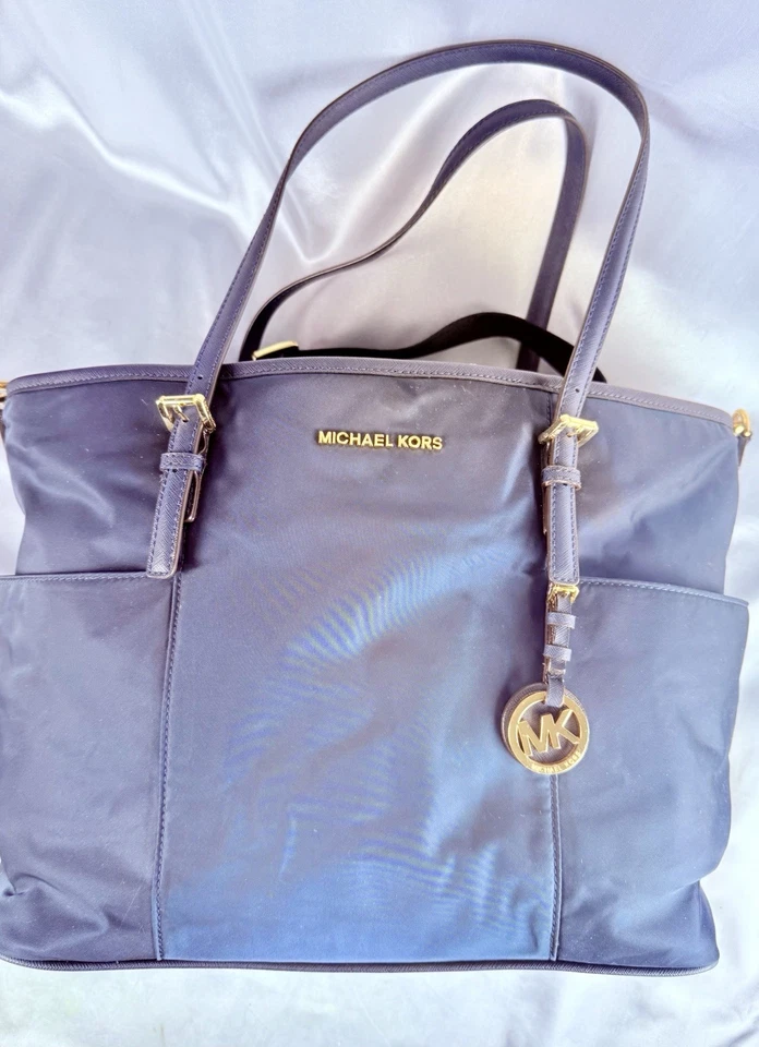 Сумочка для подгузников Michael Kors Jet Set темно-синяя большая нейлоновая золотистая фурнитура - Изображение 2 из 4